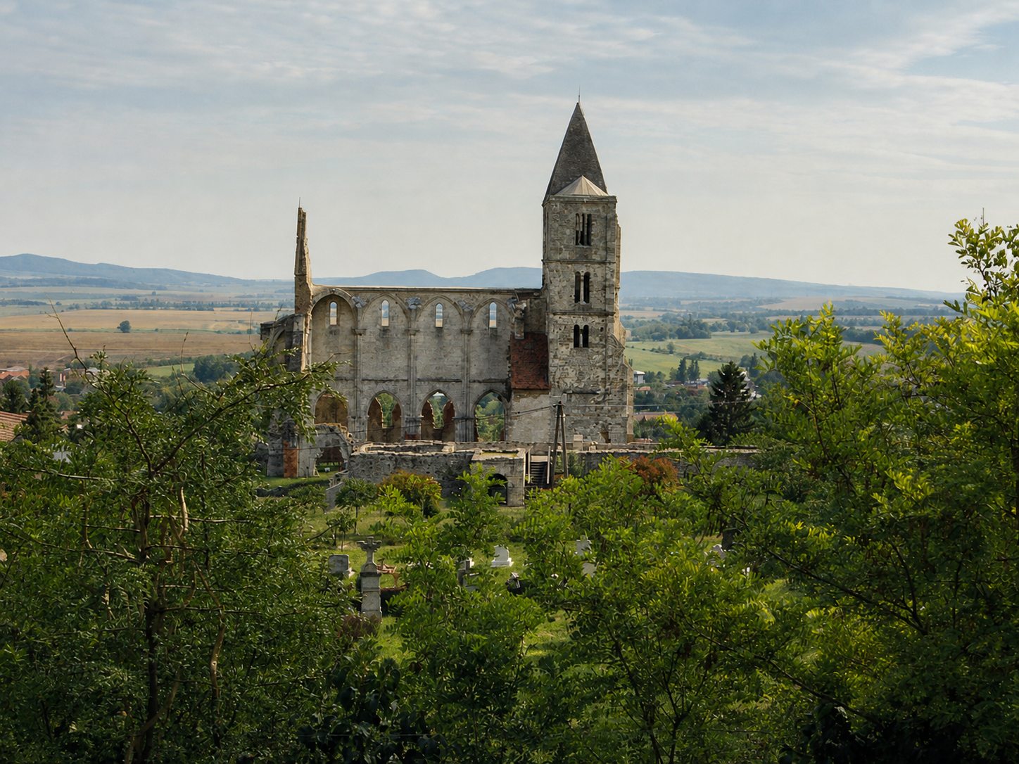 Kirchenruine von Zsámbék mit Blick in das Umland